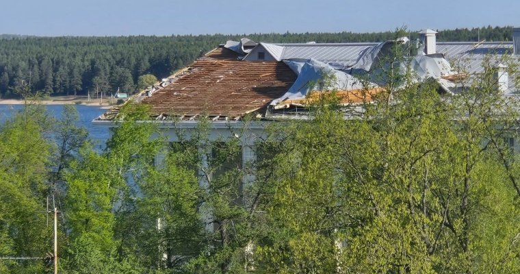 Сильный ветер повредил кровлю Дворца культуры «Юбилейный» в Воткинске