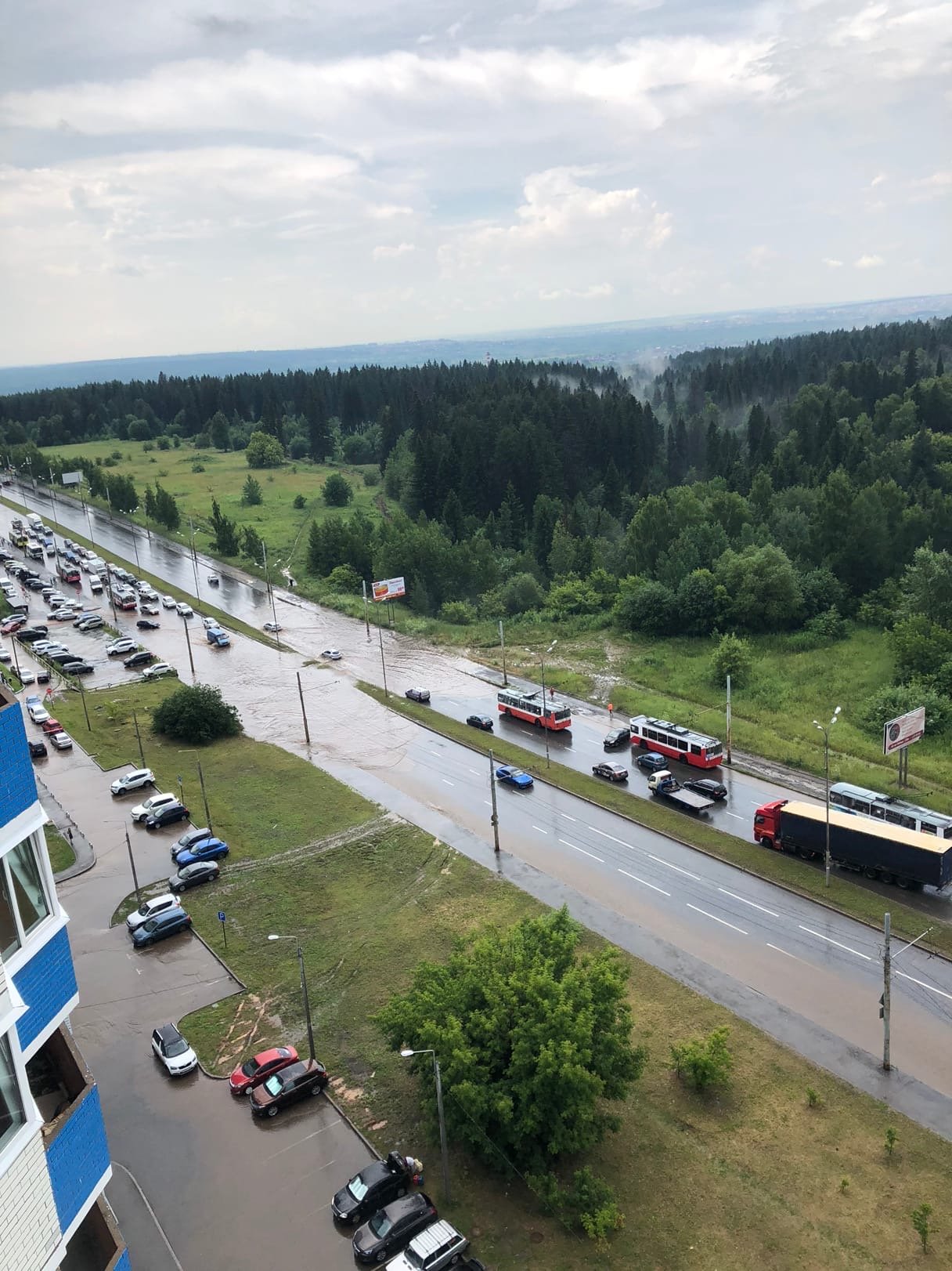 Дождевая вода перекрыла движение троллейбусов по улице 40 лет Победы в Ижевске
