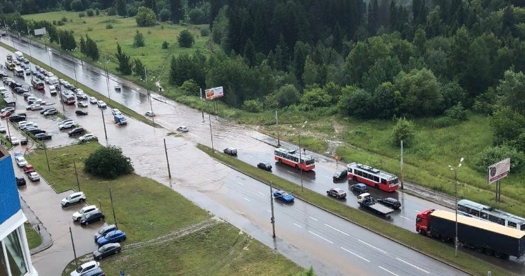 Дождевая вода перекрыла движение троллейбусов по улице 40 лет Победы в Ижевске