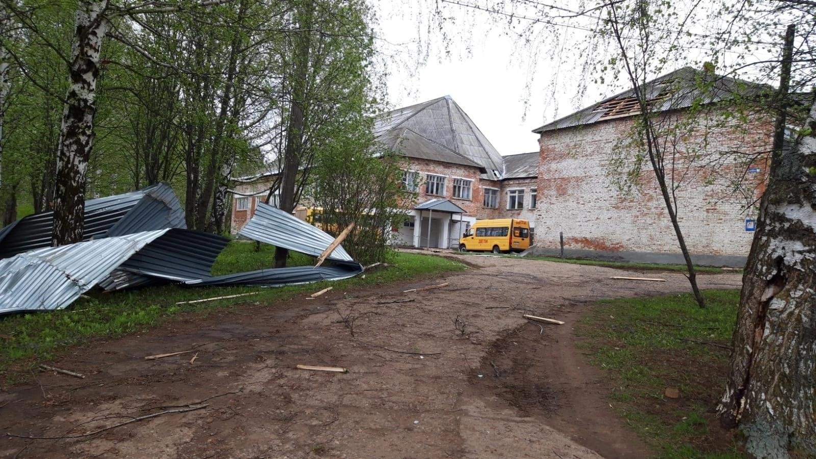 Ураганный ветер повредил крышу школы в одной из деревень Балезинского  района // ИА Сусанин - проверенные новости Ижевска и Удмуртии, факты и  описания событий.