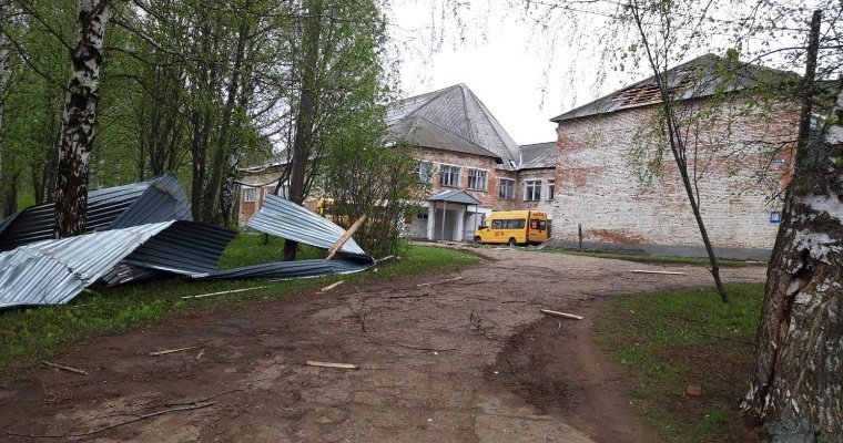 Ураганный ветер повредил крышу школы в одной из деревень Балезинского района