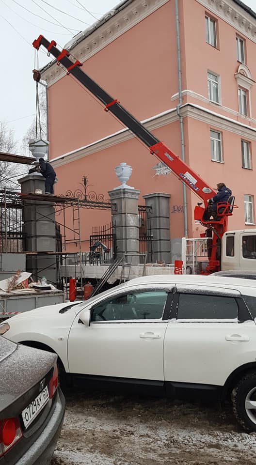 Вазоны появились на воротах у «сталинки» на улице Пушкинской в Ижевске