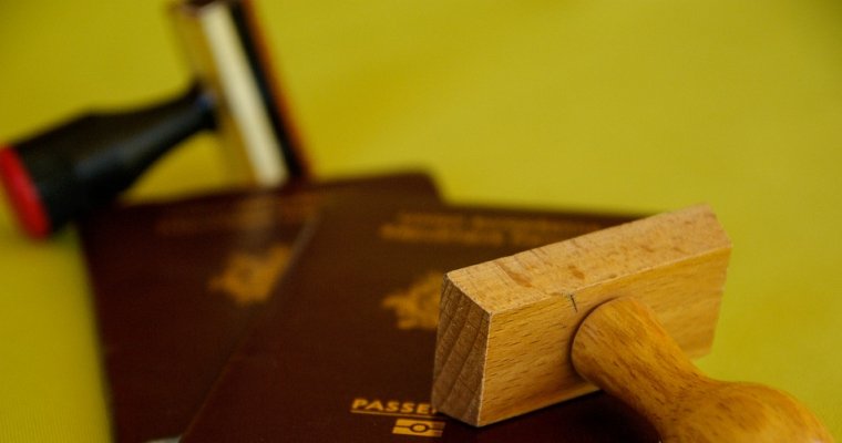 В Санкт-Петербурге мошенники продавали паспорта несуществующего государства