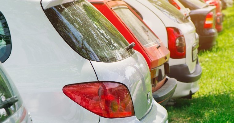 С начала 2023 года в Ижевске составили более тысячи протоколов за парковку на газонах 