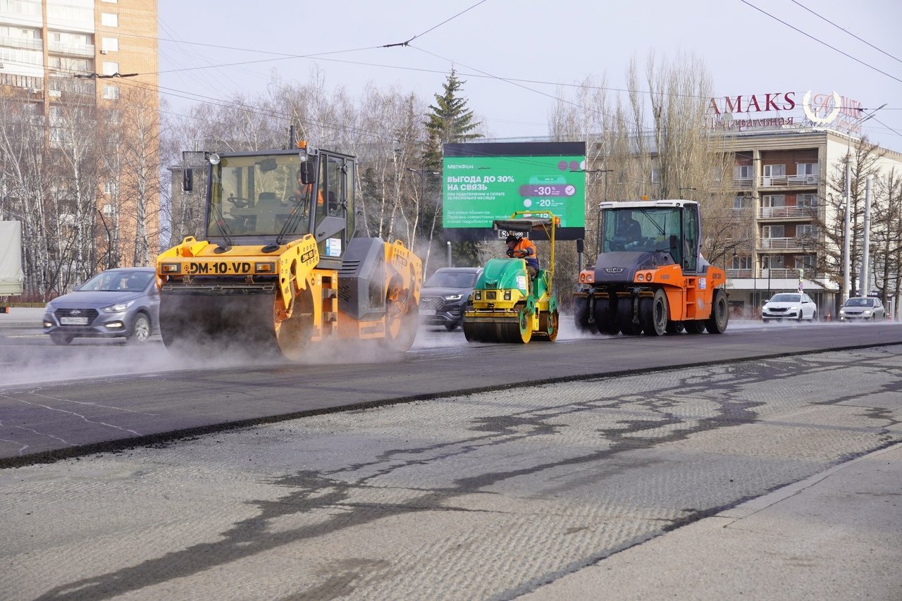 Перед Парадом Победы в Ижевске ремонтируют дорогу на улице Пушкинской