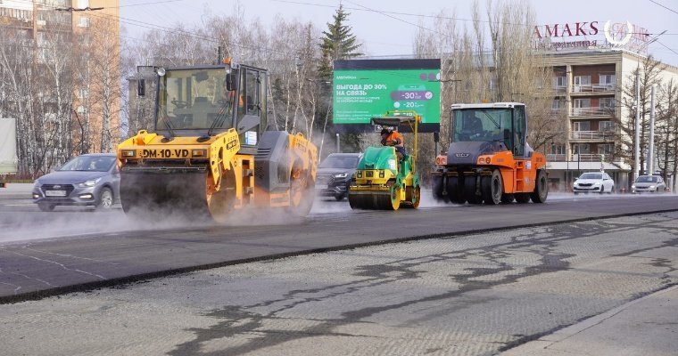 Перед Парадом Победы в Ижевске ремонтируют дорогу на улице Пушкинской