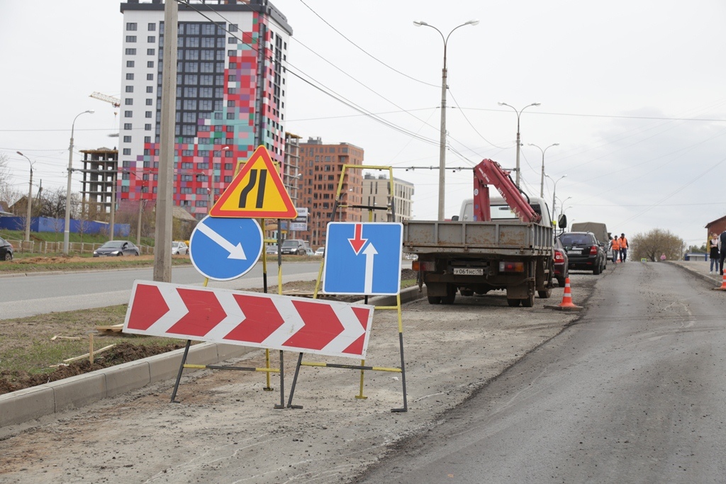 Укладывали в дождь: в Ижевске приостановили ремонт дороги на улице Бабушкина