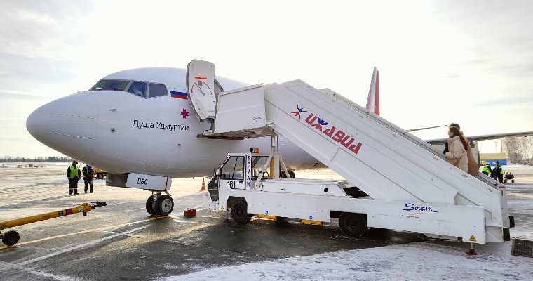 Изменения в рейсах «Ижавиа» из-за погоды и открытие ледового катка на Красной площади в Москве: новости к этому часу 