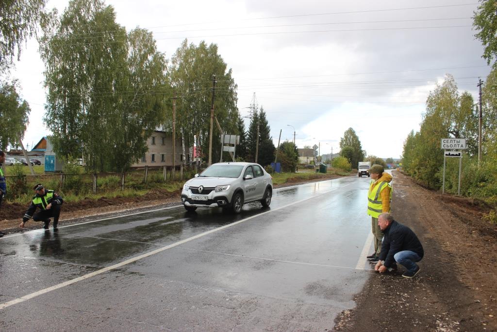

Эксперты и общественники Удмуртии проверили ход ремонта автодороги в центре Селтов

