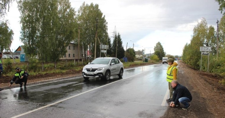 Эксперты и общественники Удмуртии проверили ход ремонта автодороги в центре Селтов