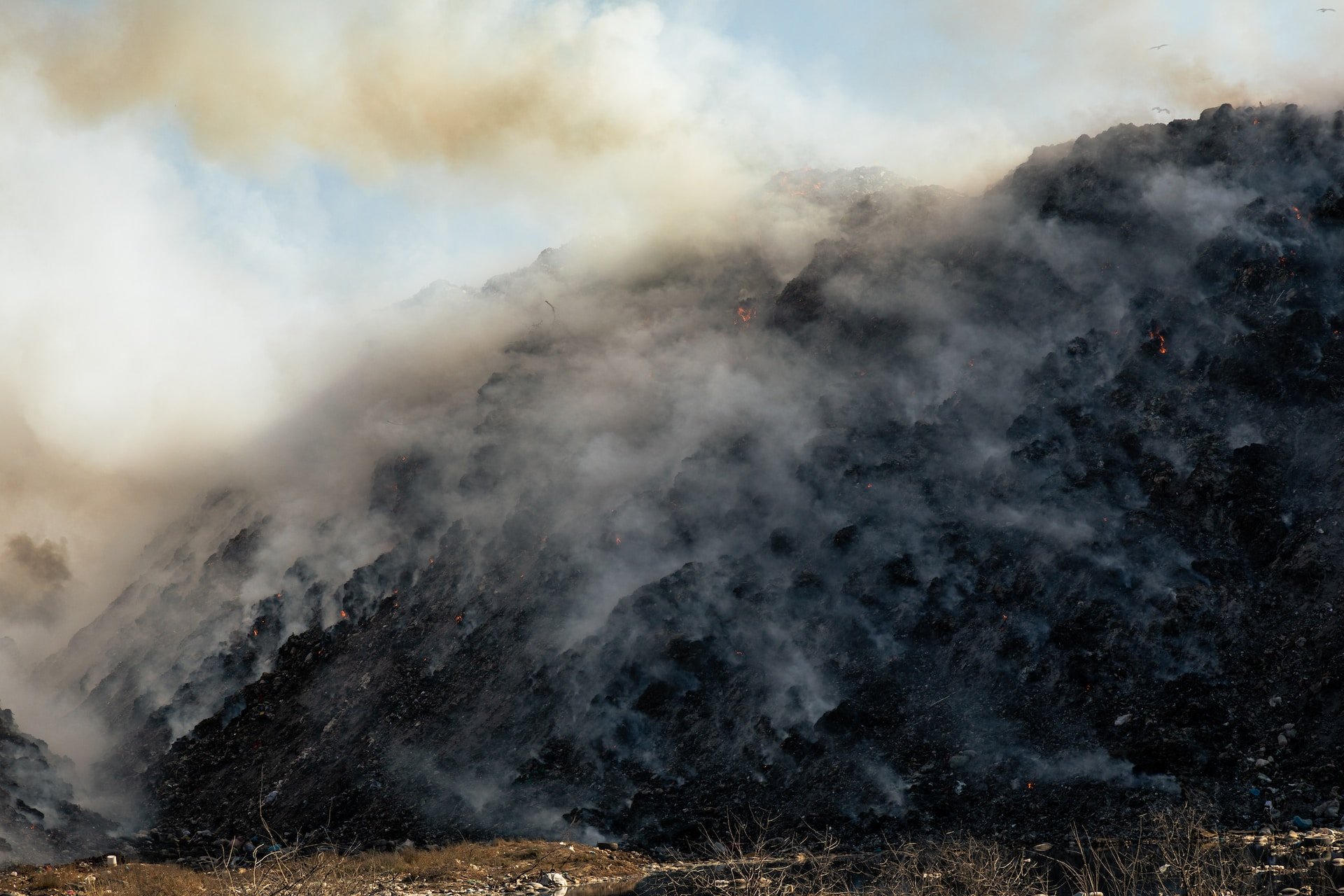 Огнеборцы локализовали пожар на закрытом мусорном полигоне в Можгинском районе 