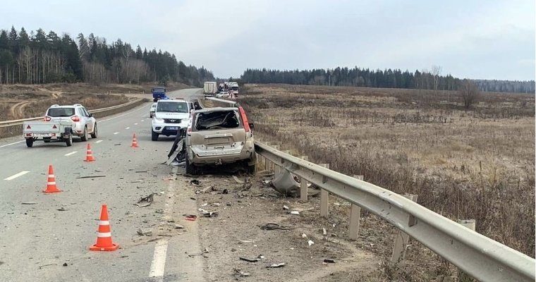 Водитель «МАЗа» врезался в три машины на трассе в Удмуртии и сбежал с места аварии