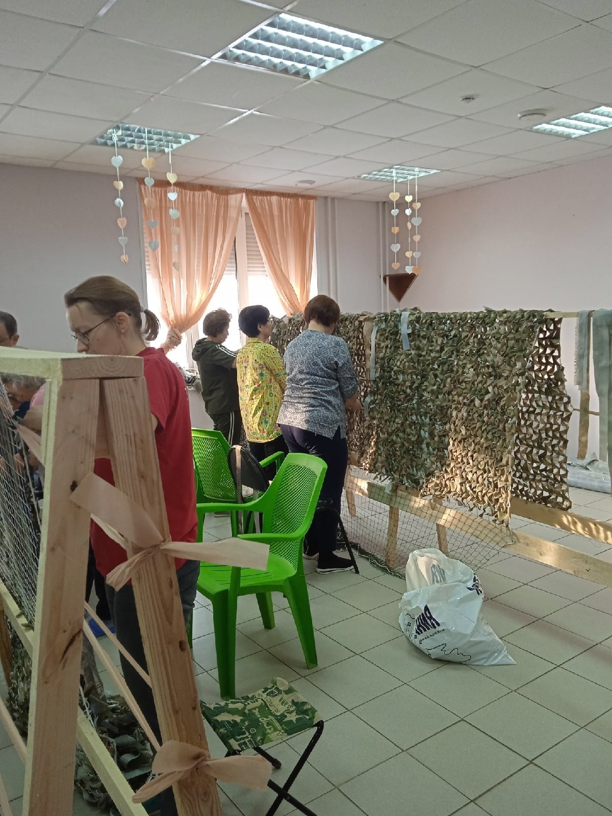 В Завьялово волонтеры плетут маскировочные сети для зоны СВО