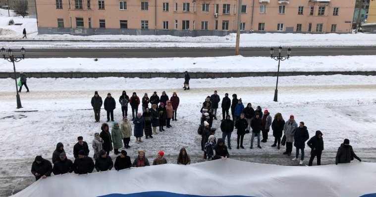 Zа мир: в Ижевске прошел флешмоб в поддержку спецоперации по защите мирного населения ДНР и ЛНР