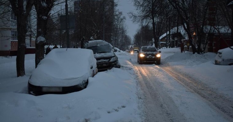 Оставленные вдоль дорог машины помешали уборке снега в Ленинском районе Ижевска