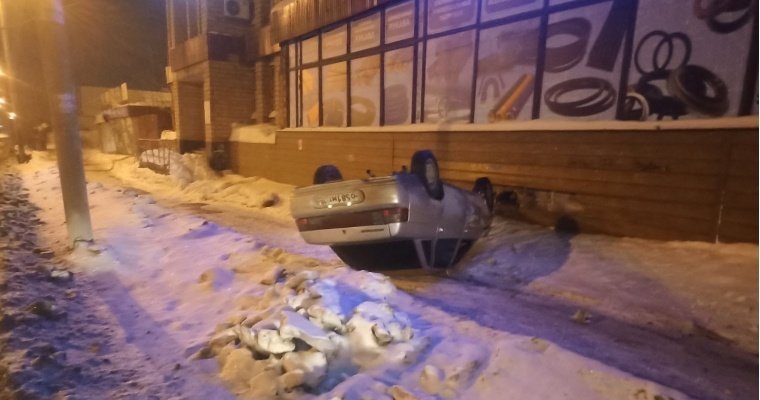 В Ижевске на улице Магистральная опрокинулся автомобиль