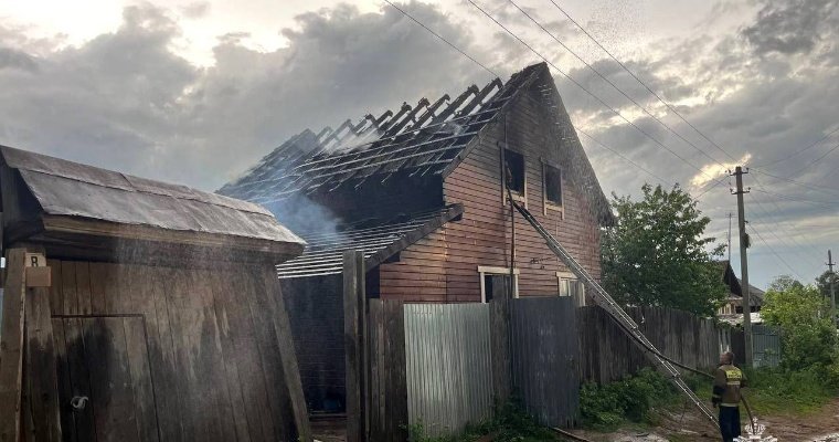 Из-за удара молнии в Удмуртии разгорелись два пожара 