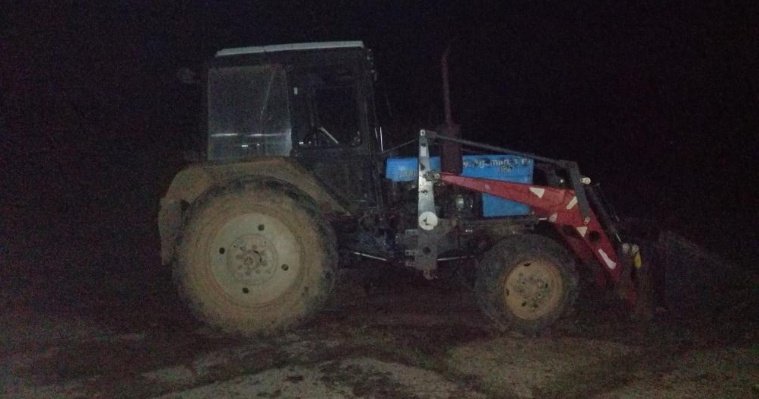 Рабочий сельхозпредприятия Удмуртии подозревается в угоне трактора и краже профнастила  