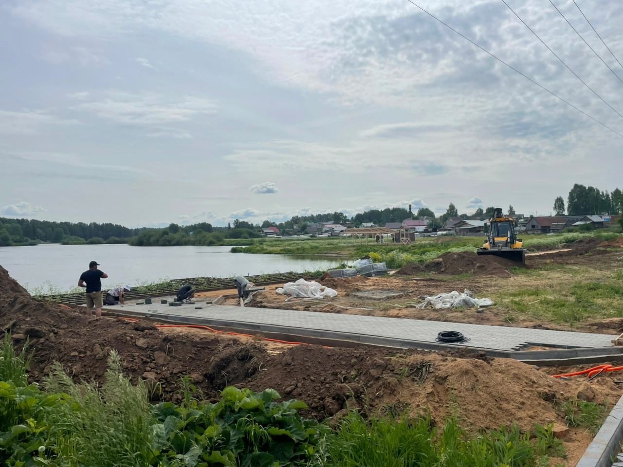 В селе Июльское Воткинского района начали монтировать каркас пирса на набережной