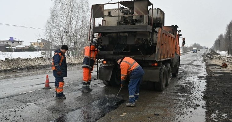 Ямы на дорогах Удмуртии решили заполнять мелкозернистым асфальтобетоном