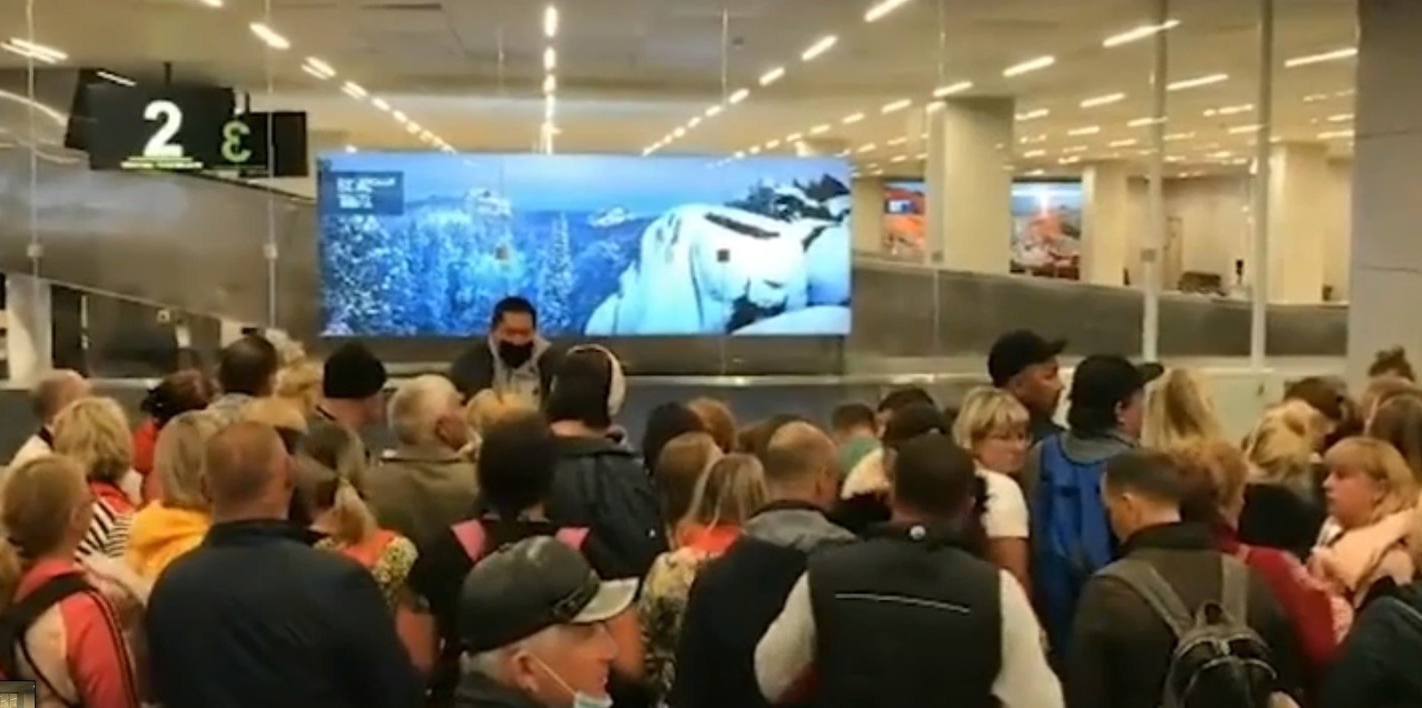 Бунт против коронавируса: в аэропорту Красноярска пассажиры силой вырвались из здания
