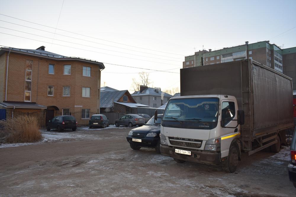 

Предпринимателя в Ижевске обязали ликвидировать «увеличившуюся» автопарковку


