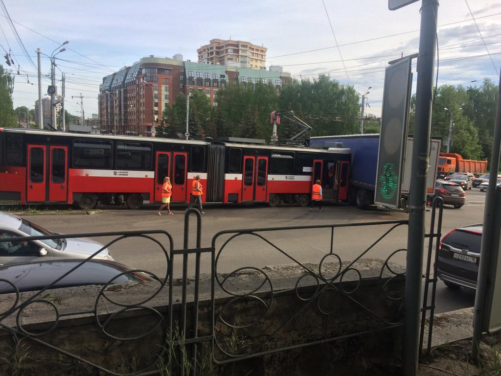 9 трамвай ижевск. Ижевск перекресток Горького и Кирова. Трамвай Ижевск 2019. Трамваи на ул Тимирязева Ижевск. Киров трамвайные пути.