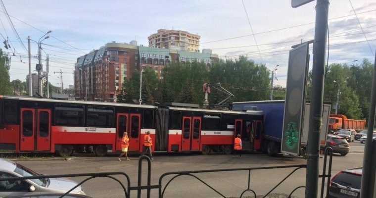 Трамвай в Ижевске врезался в фуру на перекрестке улиц Кирова и Горького