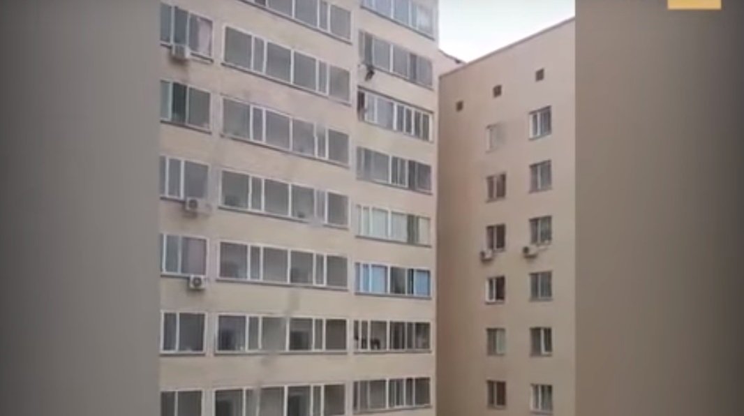 В Астане сосед поймал сорвавшегося с 10 этажа ребенка