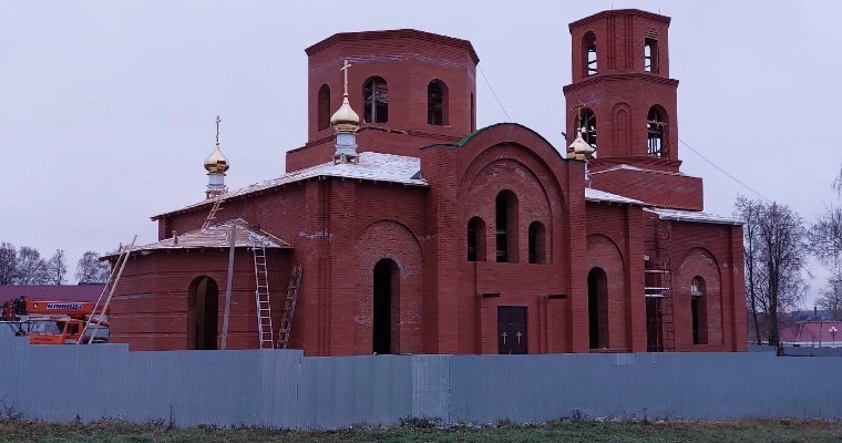 На новой церкви в Селтах появились малые купола и кресты