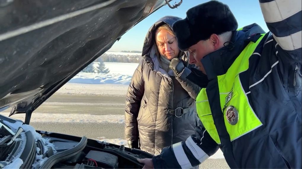 Сотрудники ДПС Удмуртии оказали помощь женщине-водителю, чей автомобиль заглох на трассе