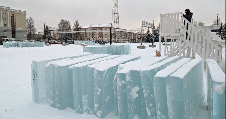 Ледовый городок начали возводить на Центральной площади Ижевска