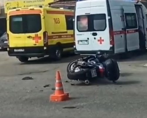 Три человека пострадали в ДТП с мотоциклом и легковушкой на улице Азина в Ижевске
