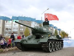 Восстановленный специалистами «Газпром трансгаз Чайковский» танк Т-34 вернулся на постамент