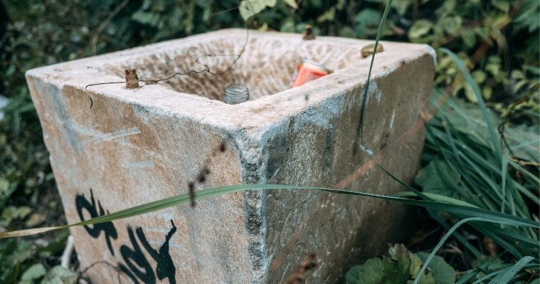 МыСпросилиЗаВас: как надгробие почётного гражданина Ижевска стало мусоркой на Северном кладбище?