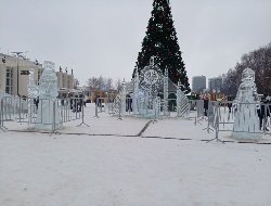 Из-за потепления на Центральной площади Ижевска ограничили доступ к ледяным скульптурам 