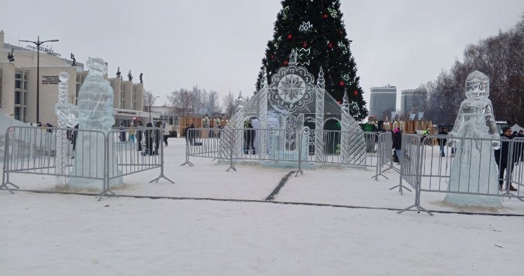 Из-за потепления на Центральной площади Ижевска ограничили доступ к ледяным скульптурам 