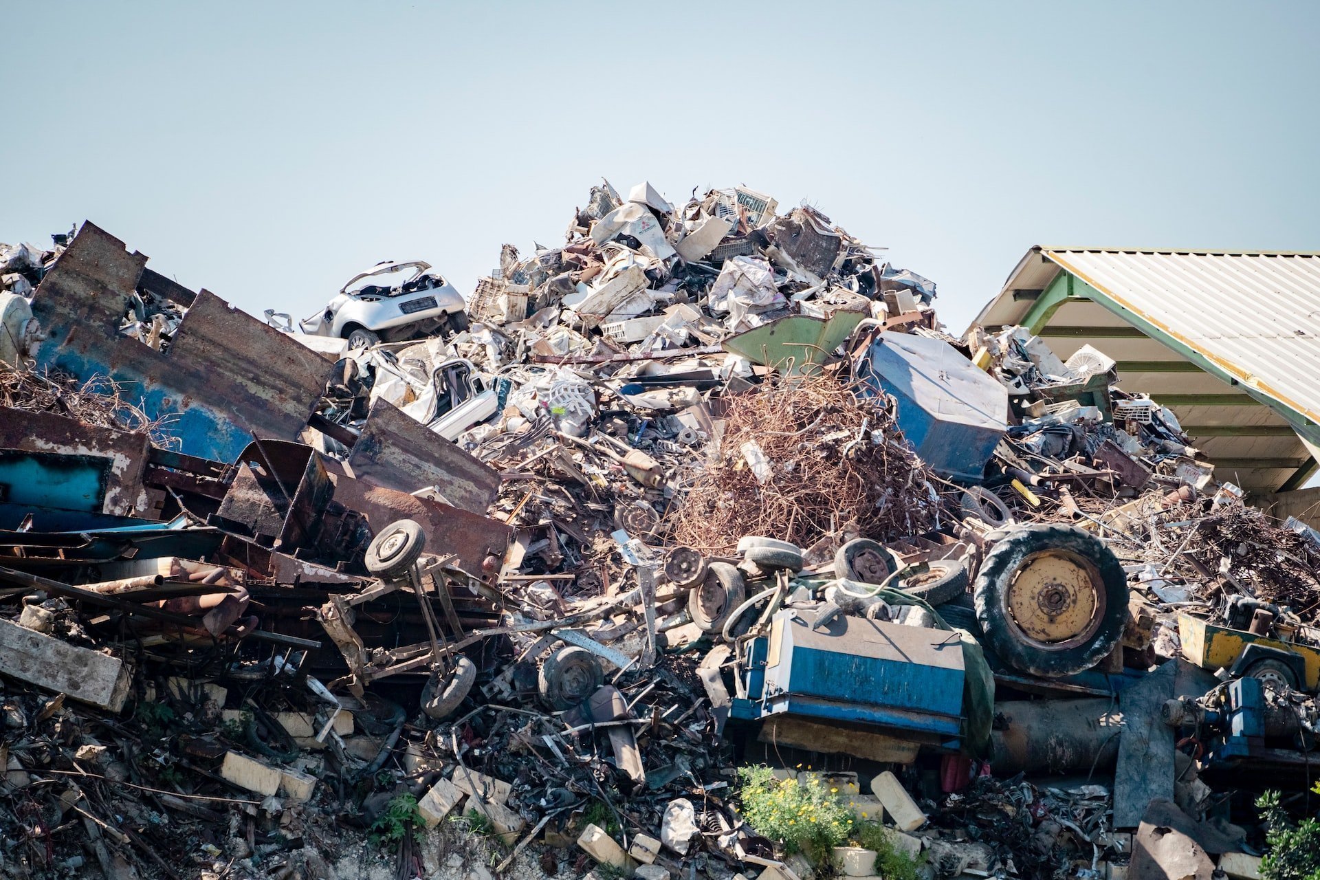 25 лет житель частного сектора Сарапула копил мусор на своём участке