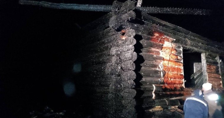 Дом, веранда, баня и дровяник оказались уничтожены в пожаре в Игринском районе