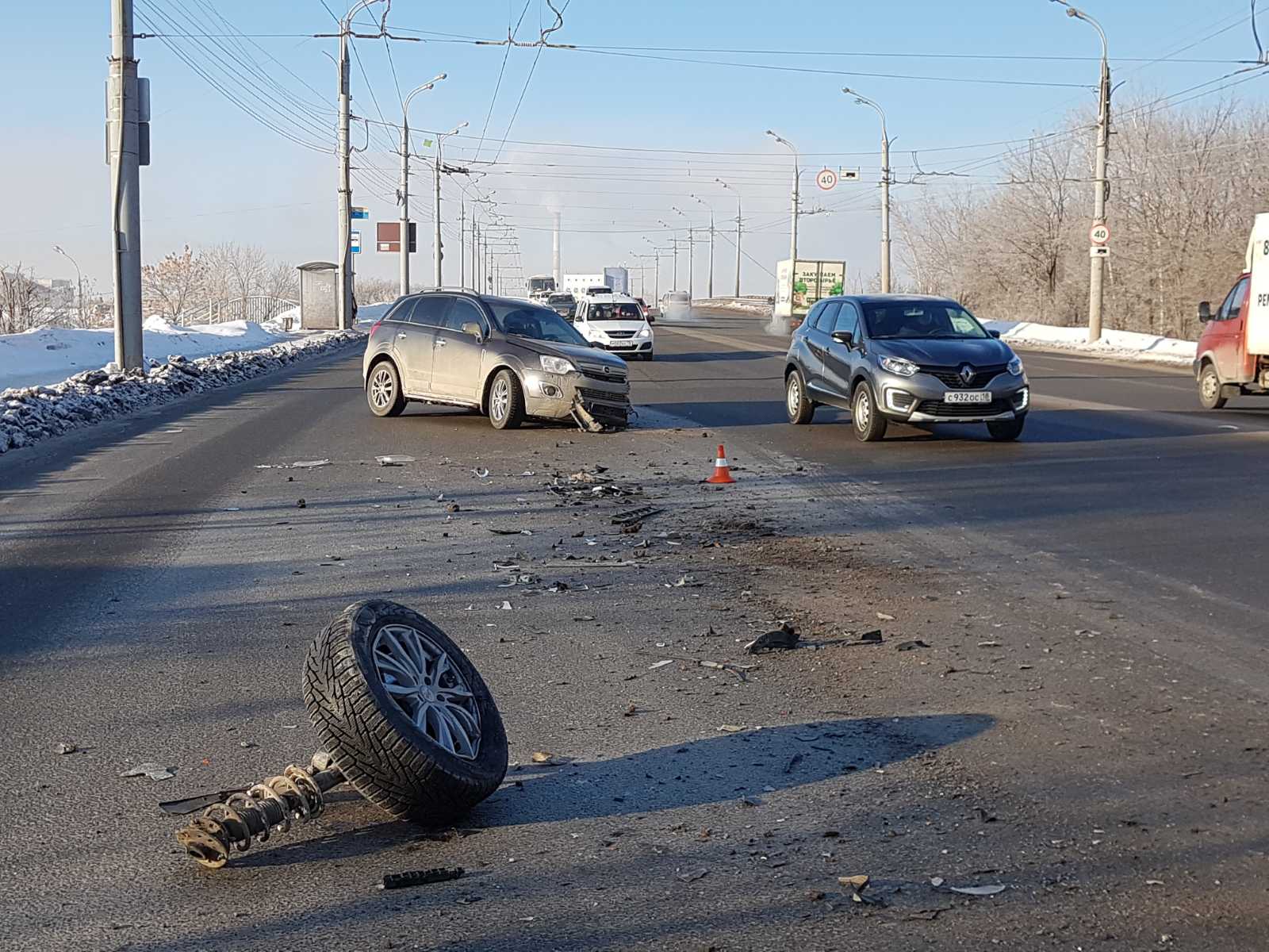 

Иномарка влетела в маршрутку на улице Новоажимова в Ижевске

