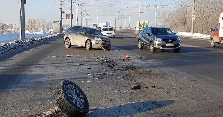 Иномарка влетела в маршрутку на улице Новоажимова в Ижевске