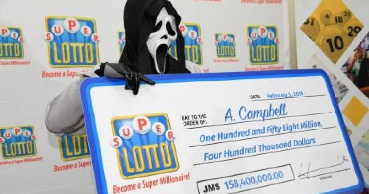 По соображениям безопасности: на Ямайке парень выиграл в лотерею и пришел за деньгами в маске «Крика»