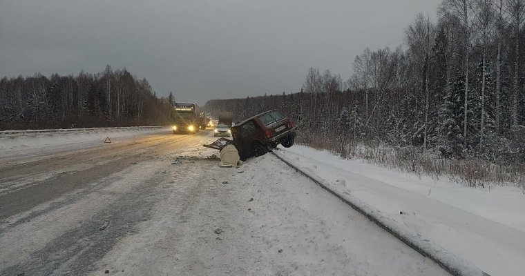 На подъезде к Ижевску легковушка столкнулась с двумя грузовиками
