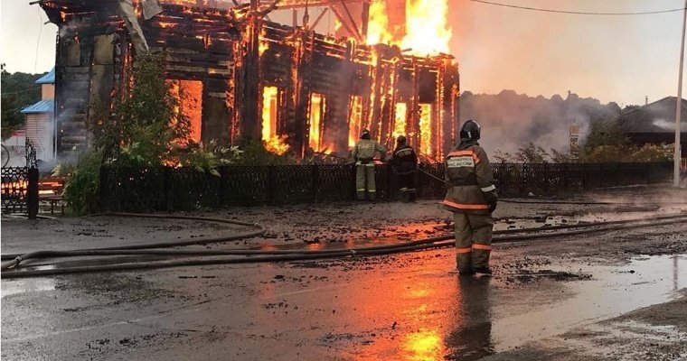 Старинный храм полностью сгорел в Томской области