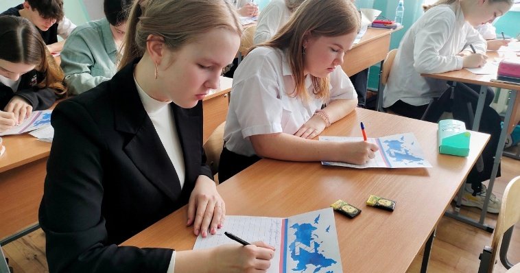 Ученики Воткинской школы №12 написали письма бойцам СВО