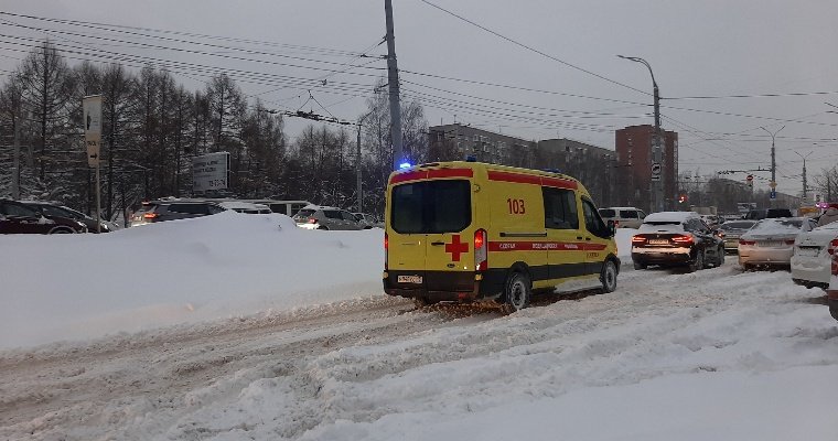В дни сильных снегопадов количество вызовов скорой помощи в Ижевске перевалило за две тысячи