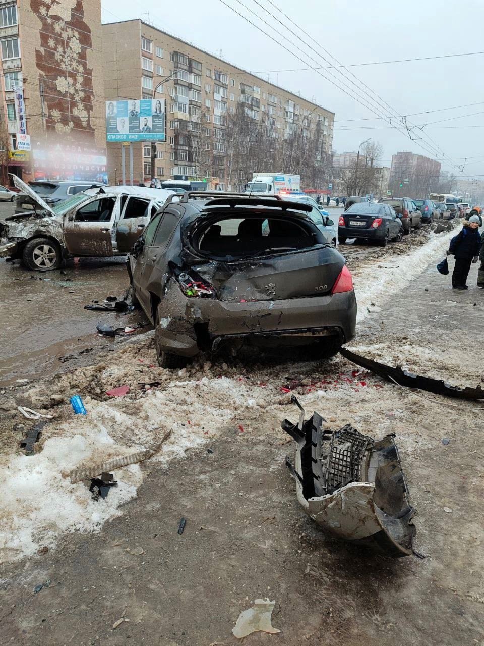 На улице Промышленной в Ижевске столкнулись несколько машин