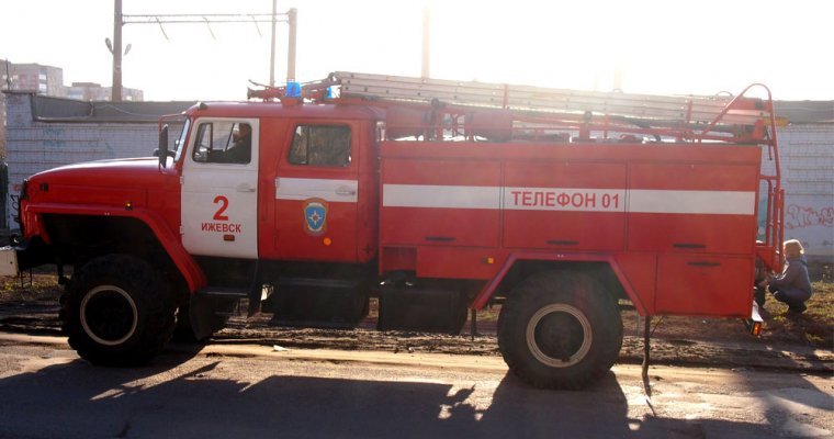 Путин пообещал поднять зарплаты пожарным без погон