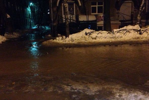 Центр Перми затопило из-за прорыва трубы