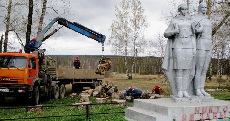 Сотрудники Удмуртэнерго благоустроили памятники героям Великой Отечественной войны